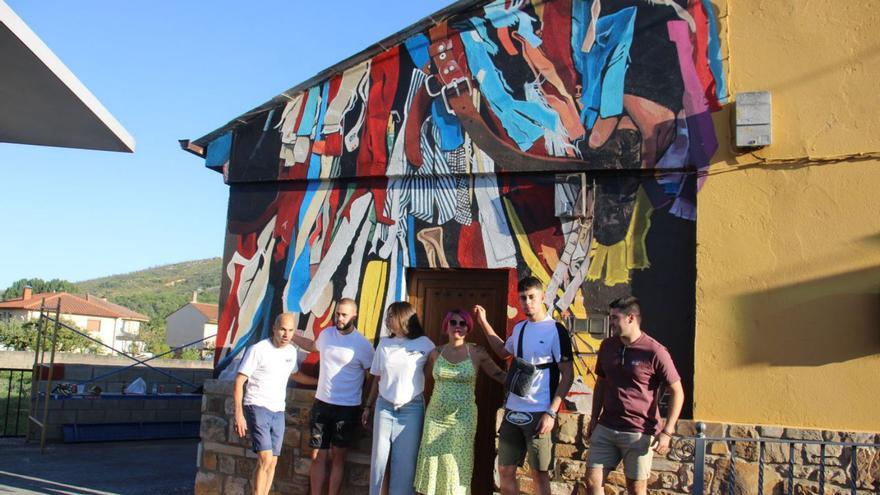 Mural de Carlos Adeva representando La Filandorra de Ferreras de Arriba sobre la fachada de un edificio cultural.